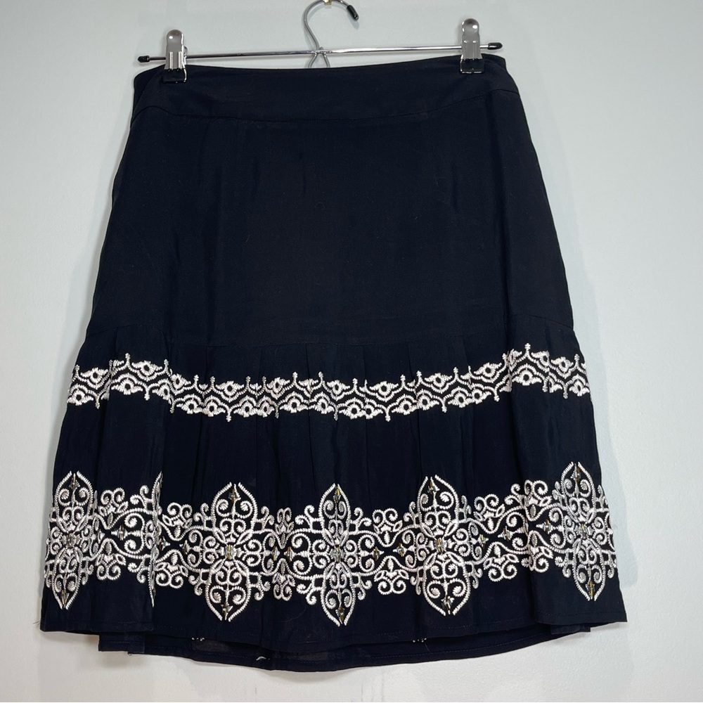 White House Black Market Women’s Black Skirt White Embroidery Beads Lined Size 4